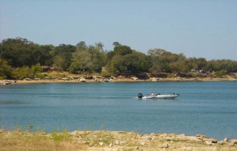 Vehicle theft suspect tries to flee police by swimming in Lewisville Lake